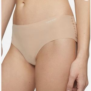 Calvin Klein Invisibles Hipster Underwear D3429 Small Caramel